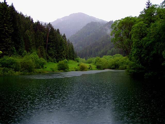 005-Iľanovská priehrada v daždi.jpg