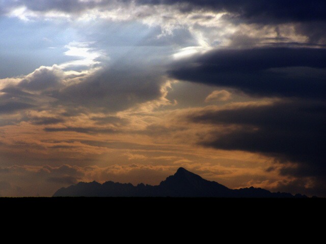 015-Tatry v lúči.jpg